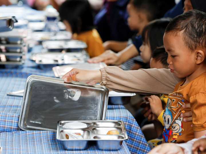 Some 400 Indonesian school children fall ill after eating free school meals
