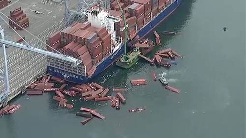 Caen contenedores de un buque de carga en Puerto de Long Beach