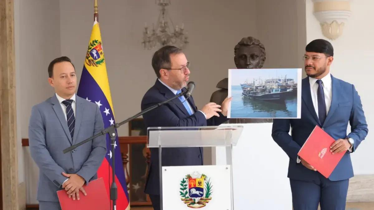 Caracas asegura que 'destructor' de EE.UU. abordó en el Caribe de manera 'ilegal' a una embarcación venezolana con pescadores