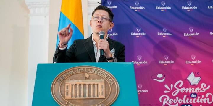 El ministro  Daniel Rojas enfureció por comunicado de precandidatos rechazando declaraciones de Gustavo Petro en Estados Unidos: “Listado de arrodillados”
