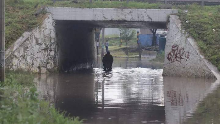 Fuertes lluvias en Puebla dejan calles anegadas, vehículos varados y árboles caídos este sábado