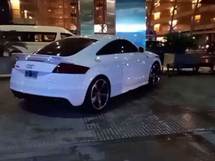 Perdió el control de su Audi TT y chocó contra la entrada del Hotel Hilton de Puerto Madero: hay dos heridos
