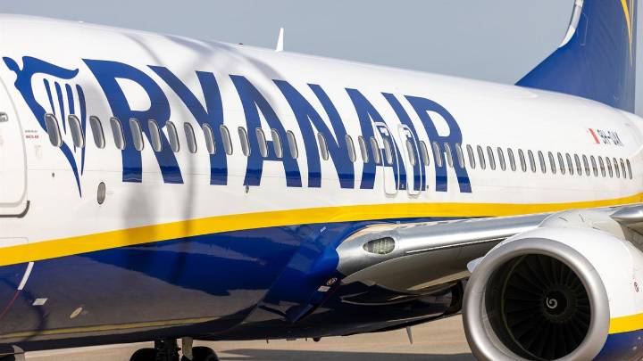 Ryanair activa un ERE para cien empleados del aeropuerto de Santiago tras cerrar su base por las tarifas de Aena