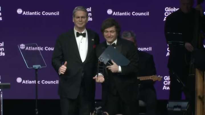 Milei recibió un premio de Bessent y dijo: “Estamos en el camino correcto”
