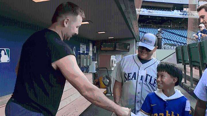 Young Mariners fan meets Cal Raleigh after snagging 60th home run ball