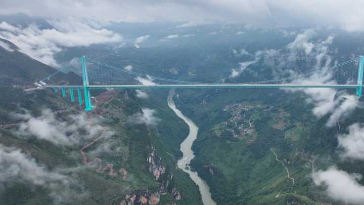 China inaugura el puente más alto del planeta a 625 metros sobre un cañón y reduce un viaje de dos horas a solo dos minutos