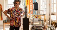 Crítica, memoria y humor se cruzan en nueva exposición gratuita de Coco González en Las Condes