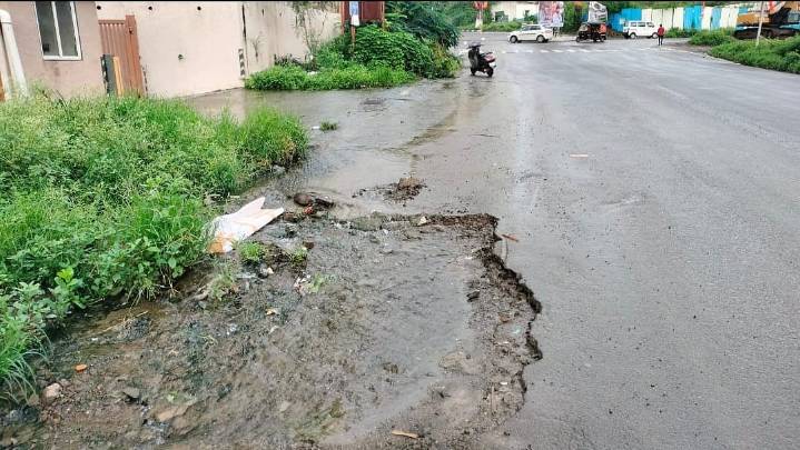 Bhopal News: MLA Pulls Up BMC Officials Over Poor Roads Ahead Of Durga Visarjan