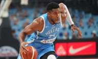 Giannis Antetokounmpo anota 29 puntos y Grecia avanza a las semifinales del EuroBasket