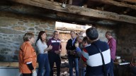 A conselleira de Vivenda anima aos propietarios das seis casas que arderon en Pantón (Lugo) a pedir as axudas da Xunta para rehabilitalas
