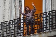 “El pueblo no cambia de ideas”. Cristina Kirchner saludó desde el balcón y escribió un mensaje contra Milei