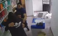 Un ladrón quiso asaltar violentamente una joyería pero dos empleados lograron reducirlo