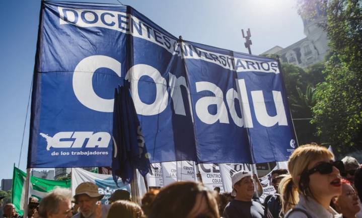 Tras el veto a la ley de financiamiento universitario, oposición, gremios y est