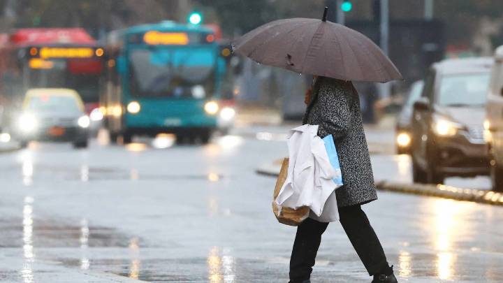 Uno dejará "registros relevantes" de precipitaciones: Tres sistemas frontales ingresarán a Chile esta semana