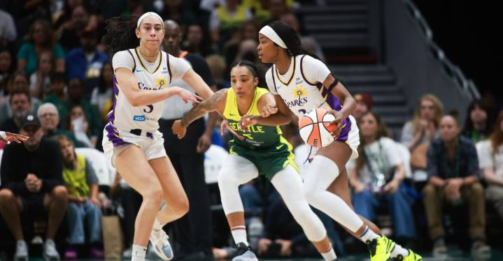 Sparks rally from down 17, stun Storm to keep playoff hopes alive