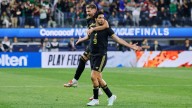 Fernando Morientes le muestra el camino del gol a Javier Aguirre