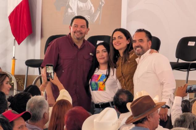 Abrazo del Juárez Vive: posan Cruz, Andrea y Loera en evento de Clau