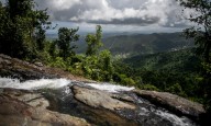 Buscan a persona que sufrió una caída en El Yunque