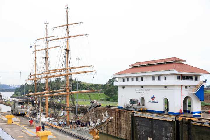 Velero de la Guardia Costera de EE.UU. cruza el Canal de Panamá tras gira por el Pacífico