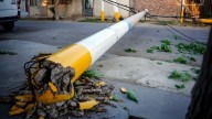 Un camión arrasó con postes de luz en Rawson y se dio a la fuga