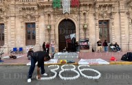 Galería.- Colocan ataúd afuera de Palacio de Gobierno