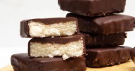 Cuadrados de coco bañados en chocolate, el toque dulce a la hora del postre