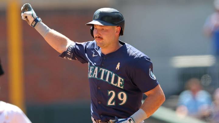 Mariners' Cal Raleigh hits MLB-leading 53rd homer in 18