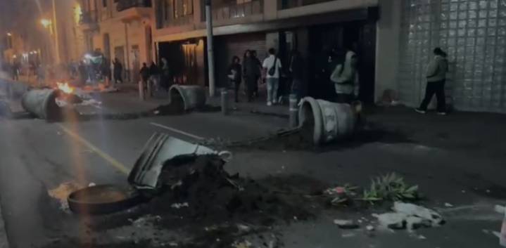 Caos en el Centro de Lima: Manifestantes ocasionan daños al ornato en el Jr. de la Unión
