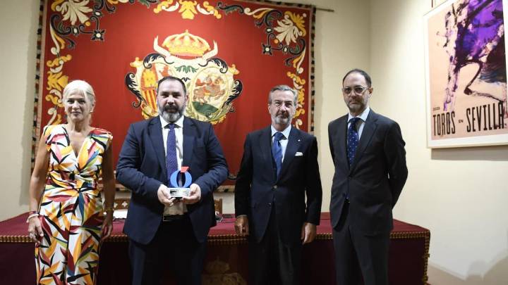 José Carlos Vara recibe el II Premio Divisa de Literatura Taurina