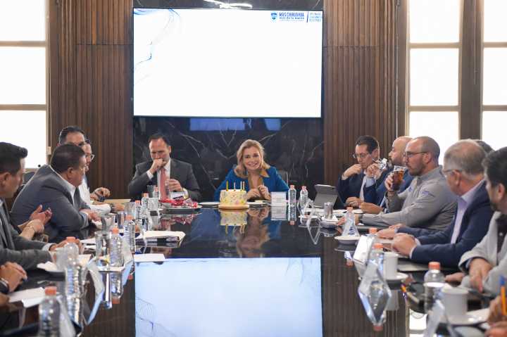 Festeja Gabinete Estatal a la gobernadora Maru Campos por su cumpleaños