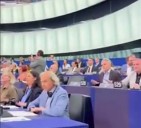 (VIDEO) Algunos Parlamentarios Europeos se negaron a guardar un minuto de silencio por asesinato de Charlie Kirk en Estados Unidos