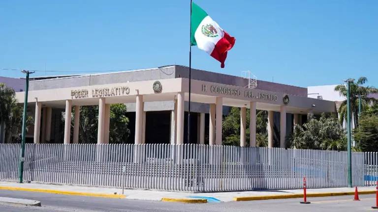 Periodista es despojado de su vehículo frente al Congreso del Estado en Culiacán