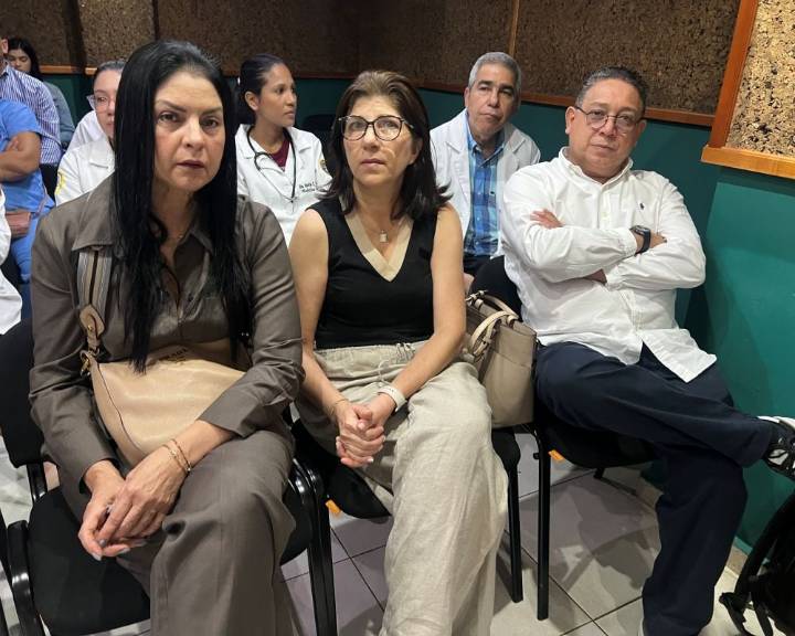 Médicos internistas inauguran nueva unidad de cuidados intensivos en el Humnt