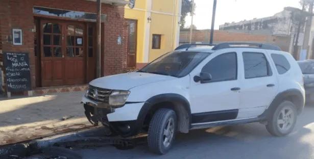 Alcohol, fuga y vergüenza en Quijano: Destrozaron una camioneta y huyeron