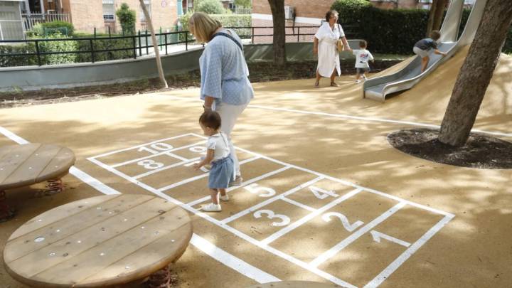 Carabanchel estrena zonas infantiles y para mayores en la renovada plaza del Valle de Oro