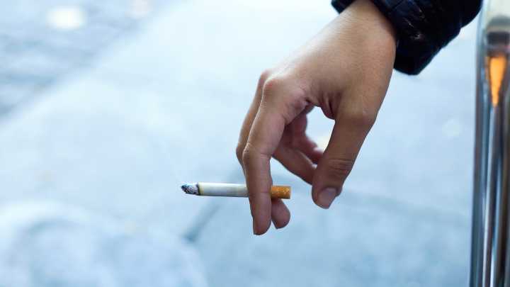 ¿Está permitido fumar dentro del coche mientras conduces? Esto dice la nueva Ley del Tabaco