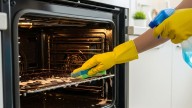Ni bicarbonato ni detergente: el truco para sacar la suciedad del horno en 5 minutos