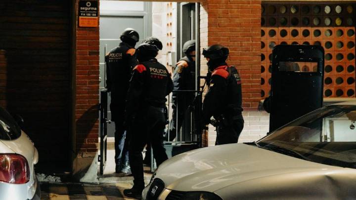 Operativo policial en Mataró para desmantelar una red de venta de móviles robados