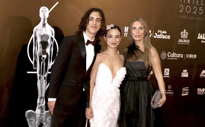 Hijos de Eduardo Palomo brillan junto a su madre en la alfombra del Ariel ¡Míralos!