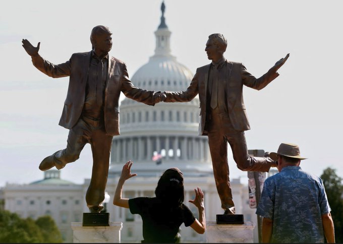 FOTOS: escultura de Trump y Epstein apareció frente al Capitolio en Washington