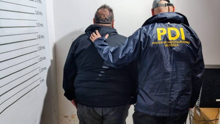 Un desarmadero clandestino quedó al descubierto por Facebook: había armas y una fortuna en efectivo