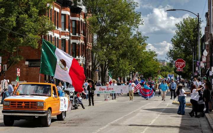 Fotos | Pese al temor por ICE, mexicanos desfilan en un Chicago fantasma