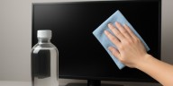 Qué pasa si limpio la pantalla de mi televisor con alcohol