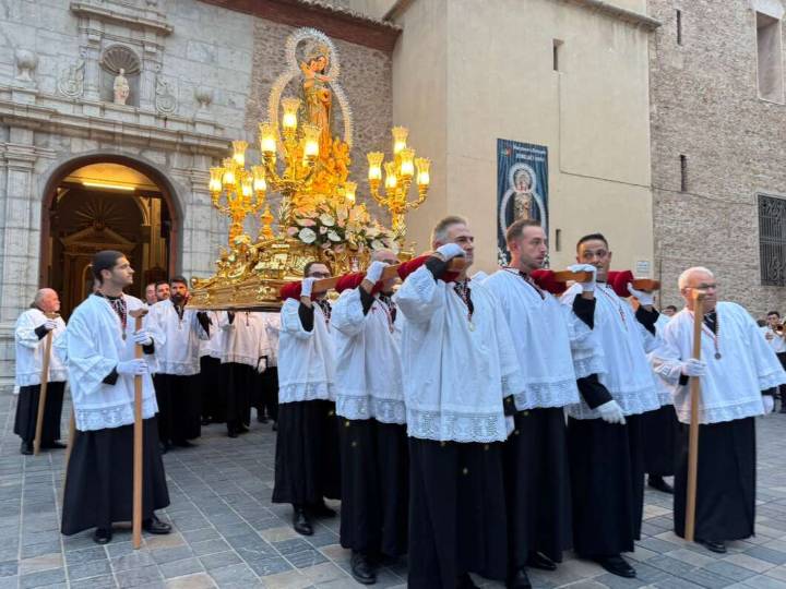 Almassora traslada a la Mare de Déu del Roser hasta el Santístimo Cristo como antesala de las fiestas patronales