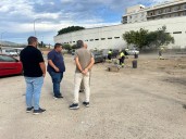 Operarios municipales adecentan el aparcamiento de la calle Carteya