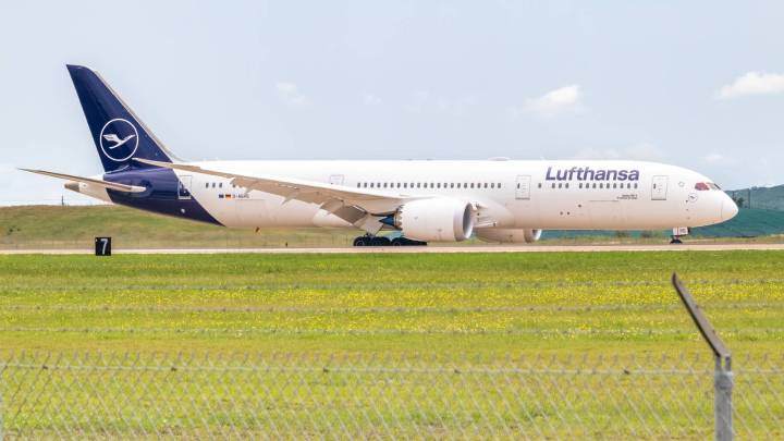 Lufthansa Receives 1st Boeing 787-9 Dreamliner With New Allegris Cabin