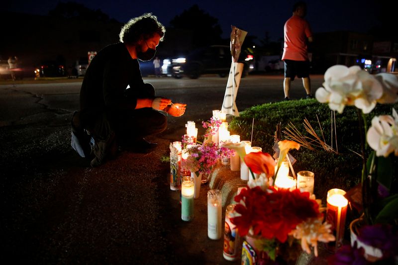Chicago area residents mourn immigrant fatally shot after injuring ICE agent
