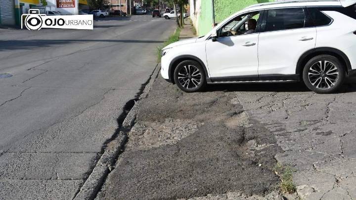 Vecinos denuncian bache de más de un metro en la calle Suiza, colonia Loma Linda
