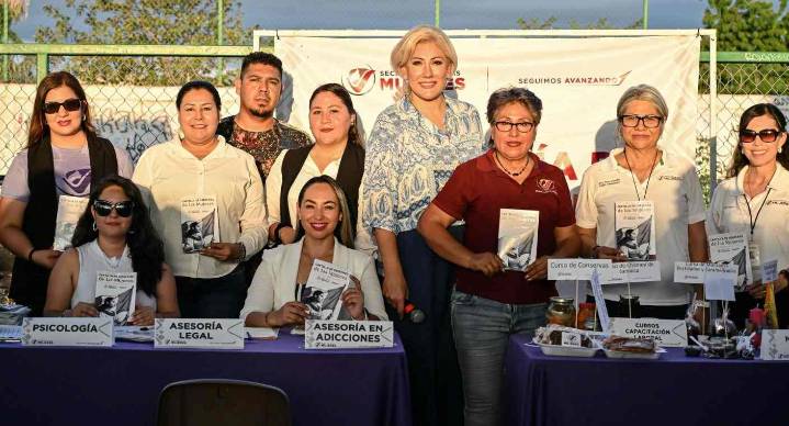 Participan cajemenses en Feria de Servicios de la Mujer 2025