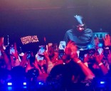 ¡Bomba en el Concierto de Danny Ocean en Argentina! Activistas de DDHH exigen el cierre de centros de tortura y levantan la voz en plena actuación.